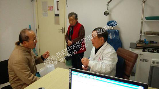 大爱!88岁老母亲带66岁儿子看病!