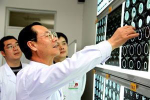 耳朵流脓是怎么回事?如何治疗?