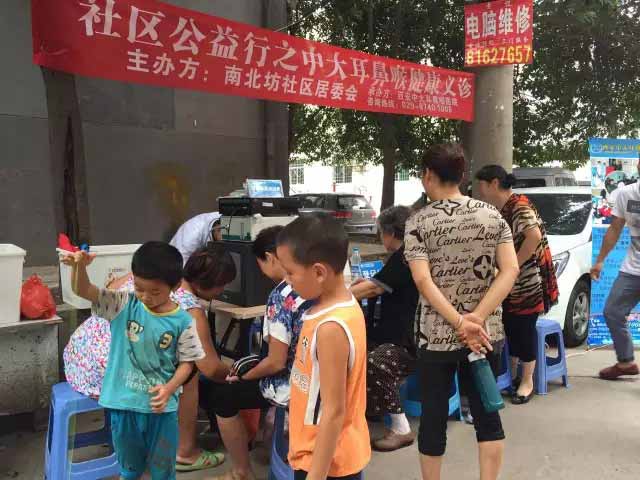 耳鼻喉义诊进社区,居民挤爆现场