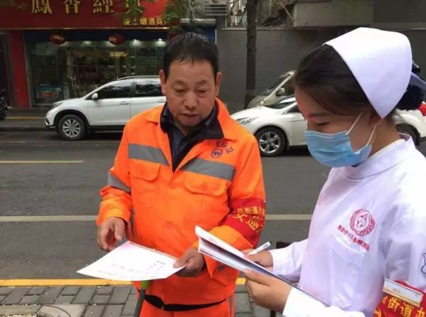 【响应十九大】“国家扶贫日”我院开展大型巡诊活动